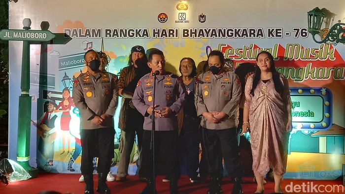 Kapolri Jenderal Listyo Sigit Prabowo menutup Festival Musik Bhayangkara 2022 di Yogyakarta, Kamis (26/5/2022).