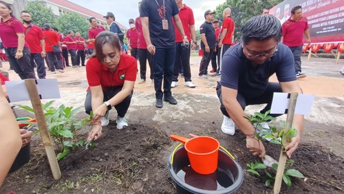 Kegiatan pencanangan BBGRM ini dibuka Wakil Walikota Denpasar, Kadek Agus Arya Wibawa ditandai dengan penanaman pohon dan penyerahan sembako kepada lansia, PKK  serta petugas kebersihan.