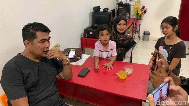 Keluarga Awan Gunawan (40) yang memiliki anak dengan nama-nama yang panjang