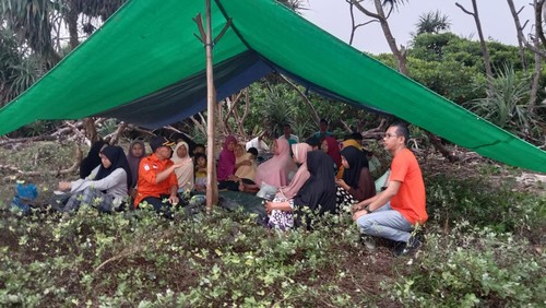 Keluarga korban bersama BPBD saat di di Pantai Swiss Desa Tongo Kecamatan Sekongkang, Kabupaten Sumbawa Barat, Nusa Tenggara Barat (NTB).