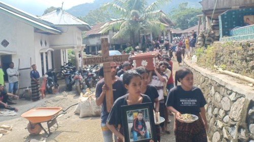Keluarga mengantar kepergian Urbanus Beo. Viral di medsos ambulans membawa jenazah terobos sungai di NTT.