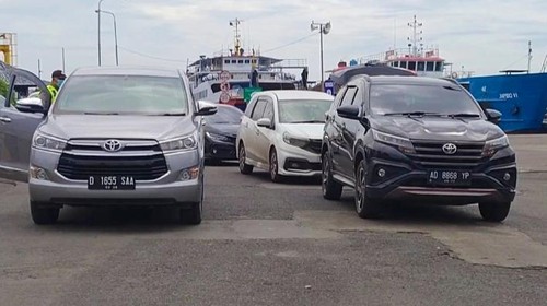 Kendaraan pribadi dengan pelat nomor polisi luar Bali yang melintas keluar dari kapal di Pelabuhan Gilimanuk, Jembrana, sejak Jumat (27/5/2022) pagi.