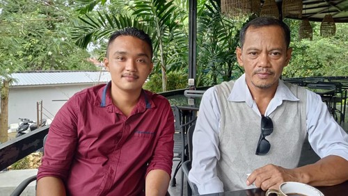 Kepala Pelayan Resto Mai Cenggo (baju merah, red), Ricardo T Cundawan, yang diduga dianiaya Benny Harman, dan kuasa hukumnya, Piter D. Ruman.