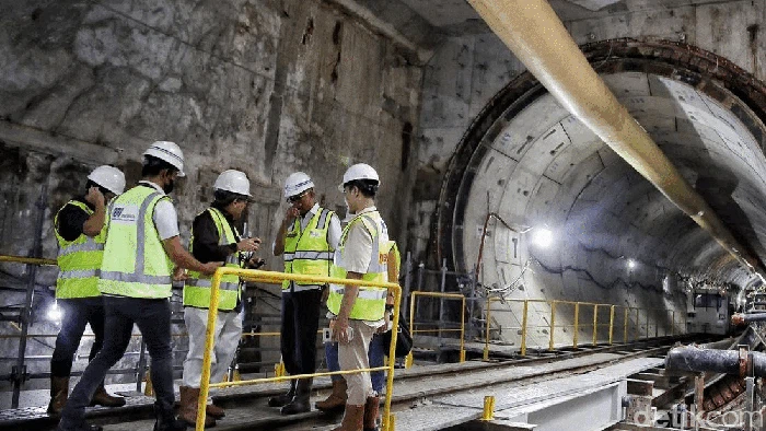 Selasa 24 Mei 2022 proyek MRT fase II segmen CP201 rute Thamrin-Monas saat ini mesin bor bawah tanahnya telah berhasil membangun terowongan sepanjang 75 meter.