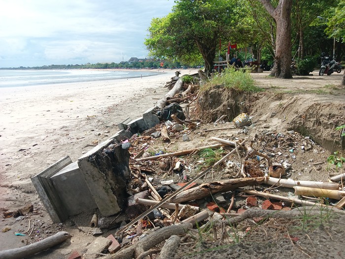 Kondisi Pantai Kuta, Jumat (27/5/2022). Gelombang tinggi dan fase pasang harian di perairan selatan Bali beberapa hari terakhir membuat abrasi di Pantai Kuta semakin parah.