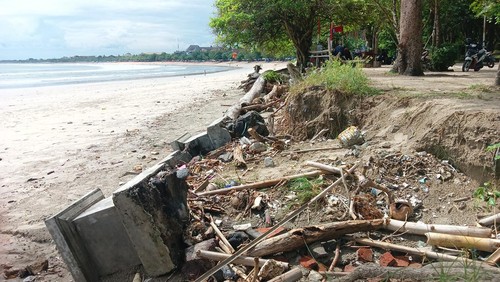 Kondisi Pantai Kuta, Jumat (27/5/2022). Gelombang tinggi dan fase pasang harian di perairan selatan Bali beberapa hari terakhir membuat abrasi di Pantai Kuta semakin parah.