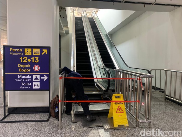 Kondisi perbaikan eskalator dan atap bocor di Stasiun Manggarai, 27 Mei 2022. (Mulia Budi/detikcom)