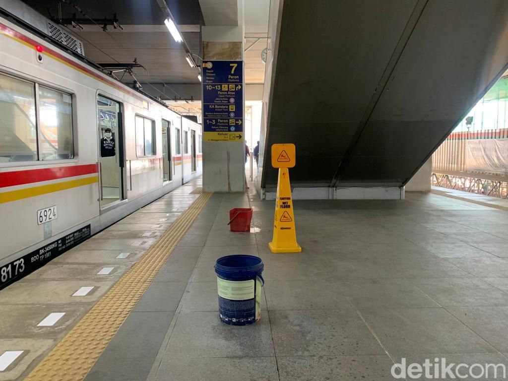 Kondisi perbaikan eskalator dan atap bocor di Stasiun Manggarai, 27 Mei 2022. (Mulia Budi/detikcom)