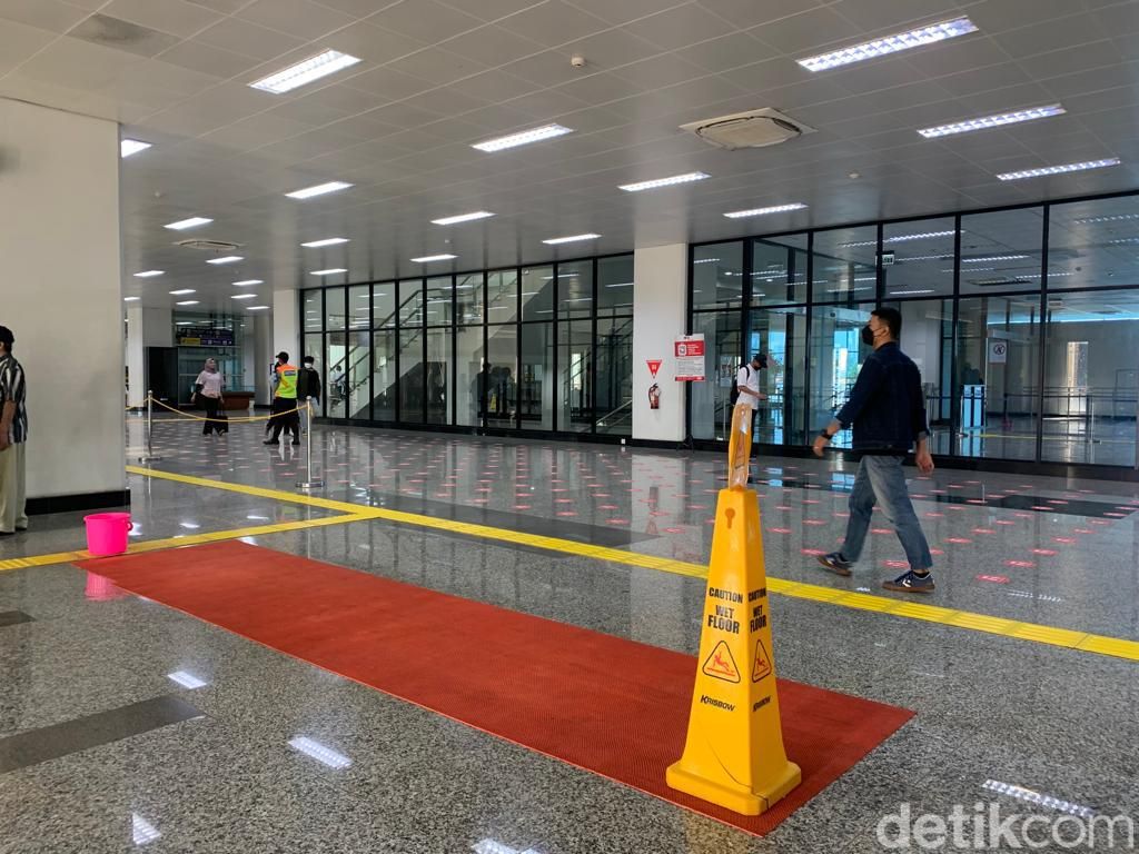 Kondisi perbaikan eskalator dan atap bocor di Stasiun Manggarai, 27 Mei 2022. (Mulia Budi/detikcom)