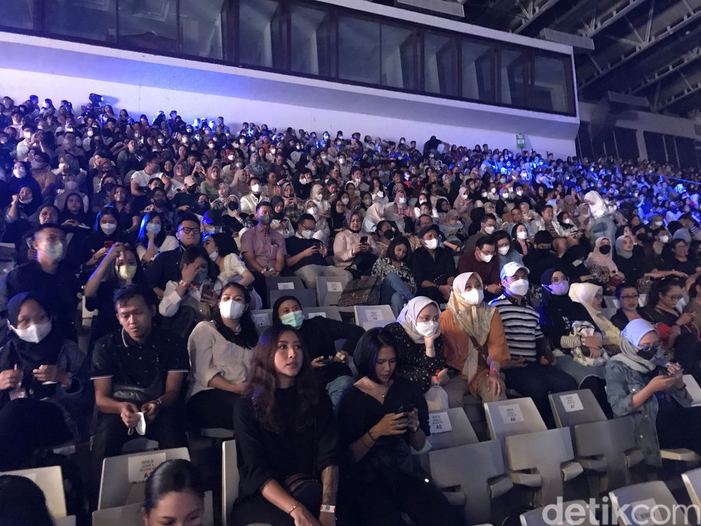 Pantauan detikcom, Jumat (27/5/2022), konser 25 tahun Rossa digelar di Istora Senayan, Jakarta Pusat. Acara baru akan dimulai pada pukul 20.00 WIB.