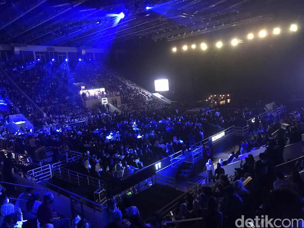 Pantauan detikcom, Jumat (27/5/2022), konser 25 tahun Rossa digelar di Istora Senayan, Jakarta Pusat. Acara baru akan dimulai pada pukul 20.00 WIB.