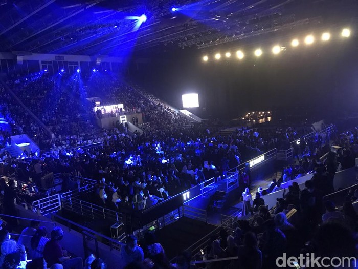 Pantauan detikcom, Jumat (27/5/2022), konser 25 tahun Rossa digelar di Istora Senayan, Jakarta Pusat. Acara baru akan dimulai pada pukul 20.00 WIB.
