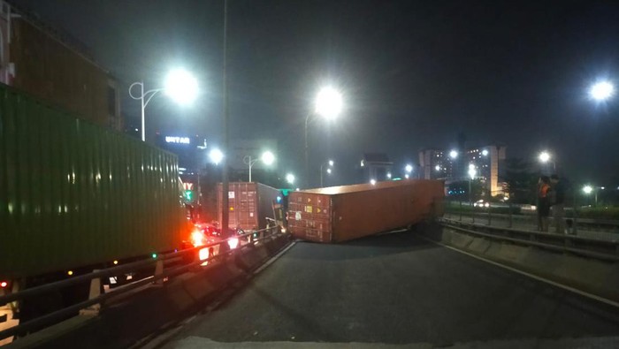 Kontainer terguling di jalan layang Grogol
