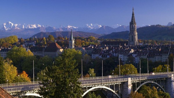 Bern dianggap menjadi contoh yang baik dari perencanaan kota. Kota tua ini juga menjadi  salah satu contoh luar biasa dari konstruksi abad pertengahan di Eropa. (UNESCO)