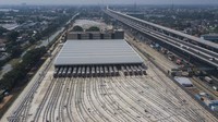 Foto udara yang diambil menggunakan drone memperlihatkan pembangunan depo LRT (Light Rail Transit) di Jatimulya, Bekasi, Jawa Barat, Jumat (27/5/2022). 