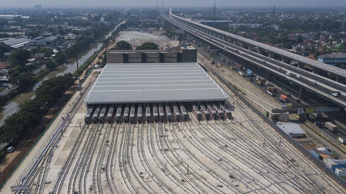 Lihat Megahnya Depo LRT di Bekasi Foto udara pembangunan depo LRT (Light Rail Transit) di Jatimulya, Bekasi, Jawa Barat, Jumat (27/5/2022). Menteri Perhubungan Budi Karya Sumadi menuturkan, pembangunan LRT Jabodebek dengan panjang lintasan 44,43 km dan 18 titik stasiun pemberhentian merupakan bagian dari upaya pemerintah untuk menyelesaikan masalah transportasi perkotaan yang saat ini pembangunan konstruksinya telah mencapai 90%. ANTARA FOTO/ Fakhri Hermansyah/rwa.