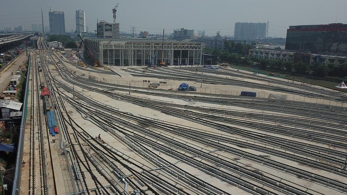 Lihat Megahnya Depo LRT di Bekasi Foto udara pembangunan depo LRT (Light Rail Transit) di Jatimulya, Bekasi, Jawa Barat, Jumat (27/5/2022). Menteri Perhubungan Budi Karya Sumadi menuturkan, pembangunan LRT Jabodebek dengan panjang lintasan 44,43 km dan 18 titik stasiun pemberhentian merupakan bagian dari upaya pemerintah untuk menyelesaikan masalah transportasi perkotaan yang saat ini pembangunan konstruksinya telah mencapai 90%. ANTARA FOTO/ Fakhri Hermansyah/rwa.