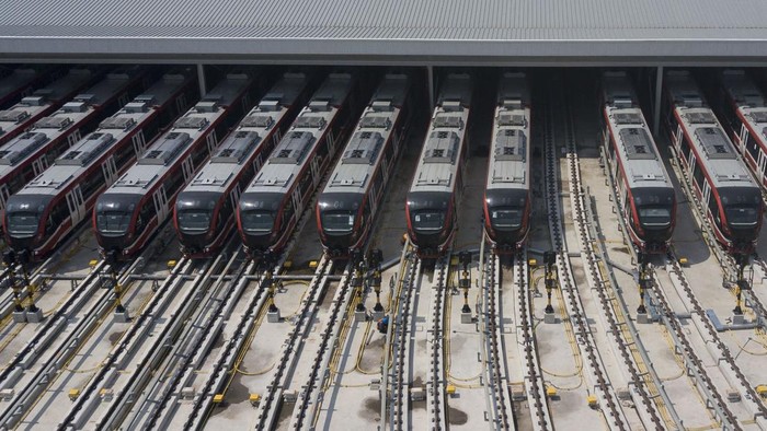 Lihat Megahnya Depo LRT di Bekasi Foto udara pembangunan depo LRT (Light Rail Transit) di Jatimulya, Bekasi, Jawa Barat, Jumat (27/5/2022). Menteri Perhubungan Budi Karya Sumadi menuturkan, pembangunan LRT Jabodebek dengan panjang lintasan 44,43 km dan 18 titik stasiun pemberhentian merupakan bagian dari upaya pemerintah untuk menyelesaikan masalah transportasi perkotaan yang saat ini pembangunan konstruksinya telah mencapai 90%. ANTARA FOTO/ Fakhri Hermansyah/rwa.