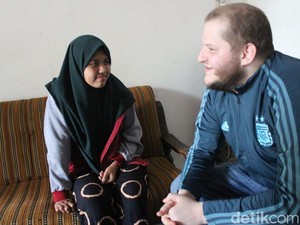 Manajer Restoran Asal AS yang Nikahi Mahasiswi Jombang Suka Guyon