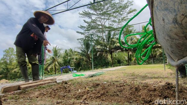 Penggali kubur menunjukkan lokasi pemakaman Buya Syafii Maarif di Makam Muhammadiyah, Kulon Progo, Jumat (27/5/2022).