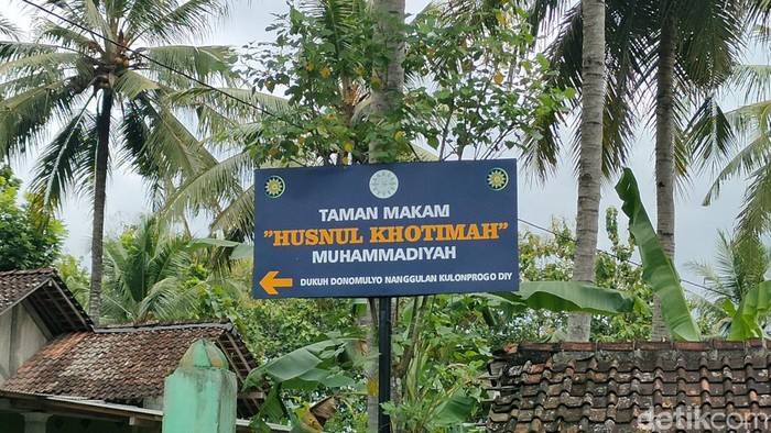 Penggali kubur menunjukkan lokasi pemakaman Buya Syafii Maarif di Makam Muhammadiyah, Kulon Progo, Jumat (27/5/2022).