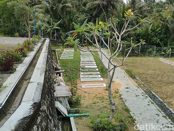 Makam tokoh Muhammadiyah di Taman Makam Husnul Khotimah Muhammadiyah di Dusun Dukuh, Kalurahan Donomulyo, Kapanewon Nanggulan, Kabupaten Kulon Progo, DIY, Jumat (27/5/2022).