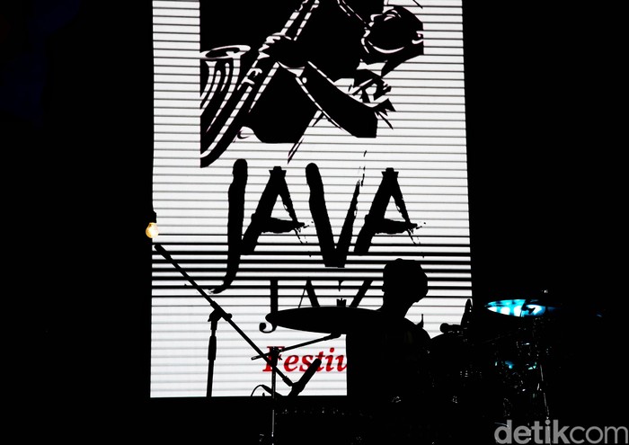 Maliq & Dessential menghibur penonton acara BNI Java Jazz Festival 2022, Jiexpo Kemayoran, Jakarta Pusat, Jumat (27/5).
