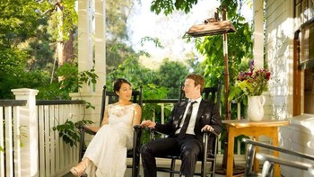 Ini adalah foto Mark Zuckerberg dan Priscilla Chan pada hari pernikahan mereka yang berlangsung pada tanggal 19 Mei 2012. Pernikahan mereka berlangsung sederhana dan dihadiri oleh orang-orang dekat. Foto: Facebook
