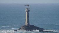 Selanjutnya, ada sebuah helikopter yang terbang di atas mercusuar Longship, Lands End, Penzance, Cornwall. (Hugh R Hastings/Getty Images).