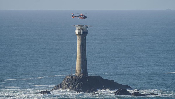 Selanjutnya, ada sebuah helikopter yang terbang di atas mercusuar Longship, Lands End, Penzance, Cornwall. (Hugh R Hastings/Getty Images). Selanjutnya, ada sebuah helikopter yang terbang di atas mercusuar Longship, Lands End, Penzance, Cornwall. (Hugh R Hastings/Getty Images).
