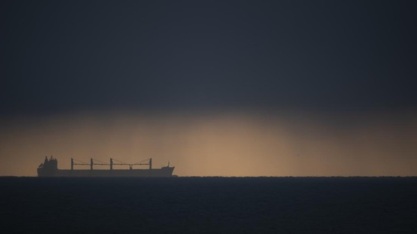 Sebuah kapal kargo seakan membelah langit di sepanjang selat Inggris. (Dan Kitwood/Getty Images).