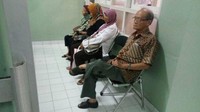 Tak hanya itu, Buya Syafii Maarif juga pernah kepergok antre di Rumah Sakit Muhammadiyah yang pernah dipimpinnya. (Dok. Facebook/Denny Siregar)