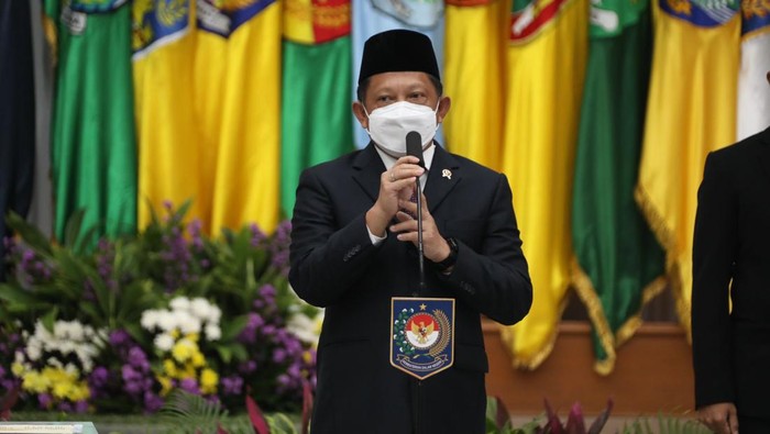 Menteri Dalam Negeri (Mendagri) Tito Karnavian melantik enam orang sebagai Penjabat (Pj) Bupati dan Wali Kota di Papua di Kantor Kementerian Dalam Negeri, Jakarta, Jumat (27/5).