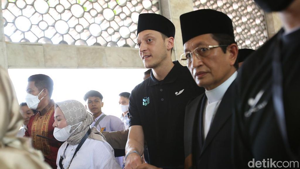 Riuh Sambutan saat Mesut Ozil Kunjungi Istiqlal untuk Salat Jumat