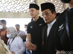 Riuh Sambutan saat Mesut Ozil Kunjungi Istiqlal untuk Salat Jumat
