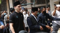 Kedatangan Mesut Ozil menyita perhatian publik. Para jamaah salat Jumat langsung mengambil ponsel mereka untuk mengabadikan momen langka tersebut. Foto: Palevi/detikhot