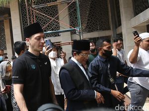 Ozil di Istiqlal: Terima Kasih Telah Izinkan Salat di Masjid Indah Ini