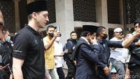 Jamaah salat Jumat terus mengikuti Mesut Ozil hingga masuk ke dalam masjid.  Foto: Palevi/detikhot