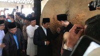 Ia menuju bedug yang ada di sana. Foto: Hanif/detikHOT