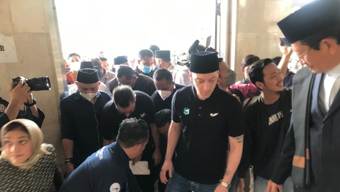 Mesut Ozil tiba di Indonesia