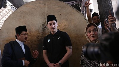 Mesut Oezil Pensiun, Intip Lagi Momennya Salat di Masjid Istiqlal