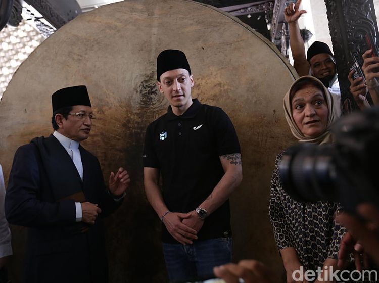 Mesut Oezil Pensiun, Intip Lagi Momennya Salat di Masjid Istiqlal