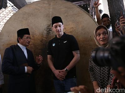 Mesut Oezil Pensiun, Intip Lagi Momennya Salat di Masjid Istiqlal