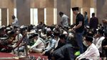 Tampang Mesut Ozil Berpeci Jumatan di Istiqlal