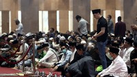Ozil salat di baris depan di Masjid Istiqlal. Foto: Palevi/detikhot