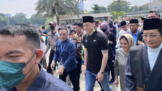 Mesut Ozil di Masjid Istiqlal