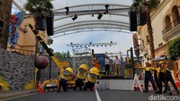 Beberapa wahana di sini akan menjadi wahana orisinal pertama di dunia yang eksklusif untuk Universal Studios Singapura. Juga ada wahana simulator perjalanan 3D, Despicable Me Minion Mayhem, dimana para tamu akan diajak bergabung dengan keluarga Gru untuk pengalaman yang tak terduga dan menggetarkan saat mereka berubah menjadi Minion. Para traveler juga dapat menikmati aneka cemilan bertema Minion dan berbelanja merchandise Minion yang kekinian.