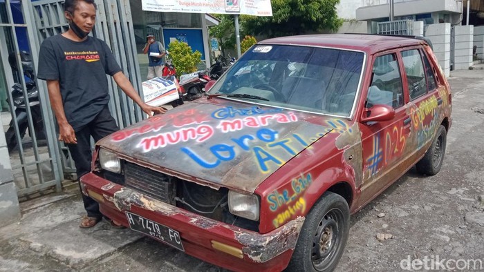 Mobil penuh coretan milik warga Klaten. Foto diambil Jumat (27/5/2022).