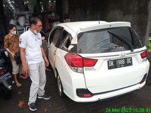 Mobil Ringsek Tertimpa Pohon Tumbang di Legian Badung