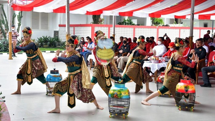 Momen Pelantikan Pengurus KONI Cianjur Periode 2022-2026 Wajah baru Ketua KONI Kabupaten Cianjur, Muhamad Abdul Azis Sefudin, dan pengurus periode 2022-2026 hadir dalam acara Pengukuhan dan Pelantikan yang dilaksanakan di Aula Pancaniti Pendopo Cianjur, Kamis (26/5/2022).
